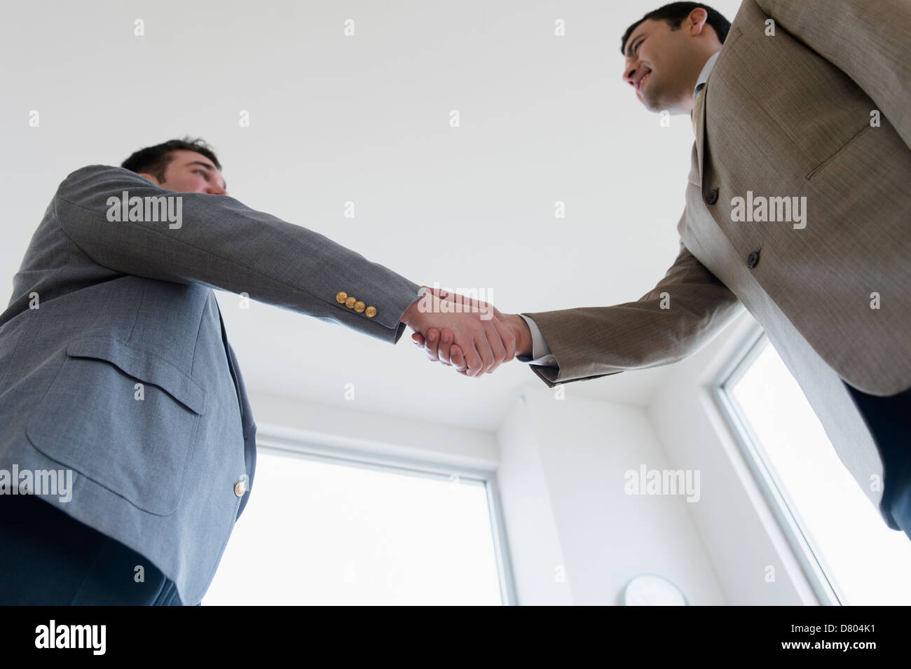 Geschäftsleute Händeschütteln im Büro Stockfoto