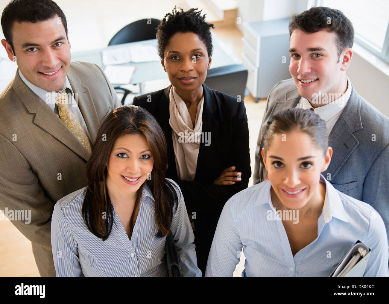 Geschäftsleute, die lächelnd zusammen im Büro Stockfoto