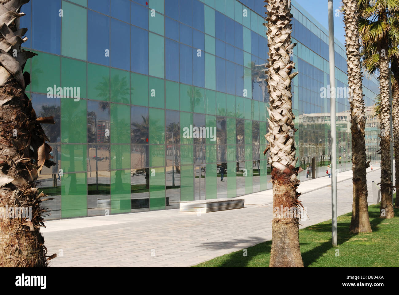 Modernes Glas und Stahl Funktionsgebäude am Meer in der Nähe von Hafen von Barcelona, Katalonien, Spanien. Stockfoto