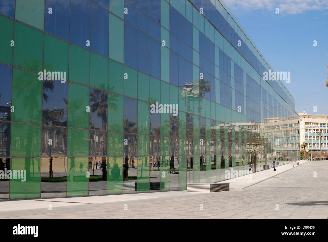 Modernes Glas und Stahl Funktionsgebäude am Meer in der Nähe von Hafen von Barcelona. Katalonien. Spanien. Stockfoto