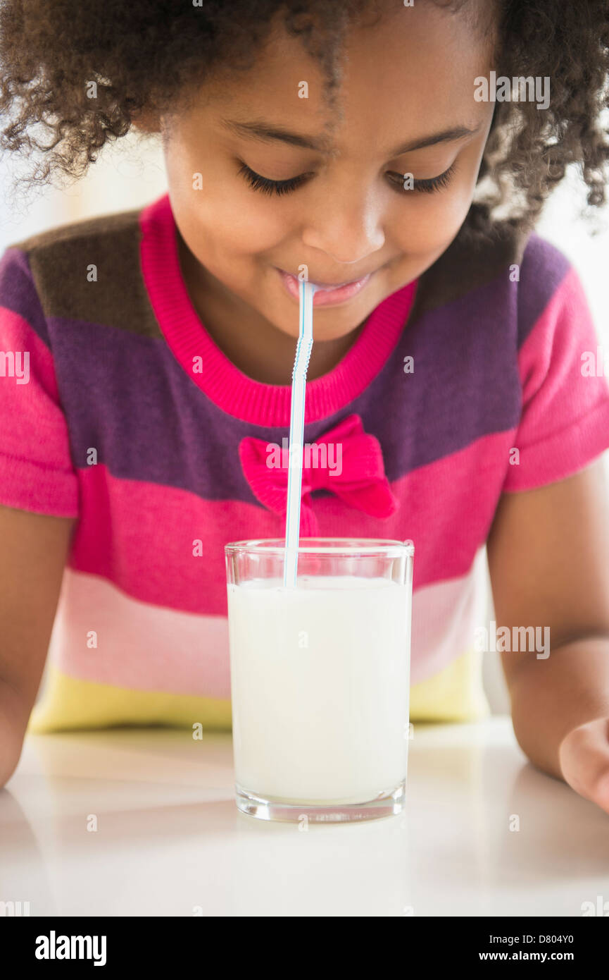 Afroamerikanische Mädchen Glas Milch Stockfoto