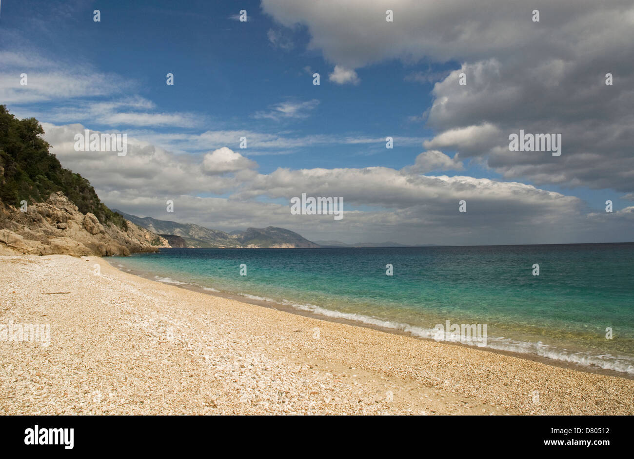Klarem Wasser Meer und die Küste am Strand von Cala Sisine, Baunei, Ogliastra, Orosei Golf, Sardinien, Italien Stockfoto