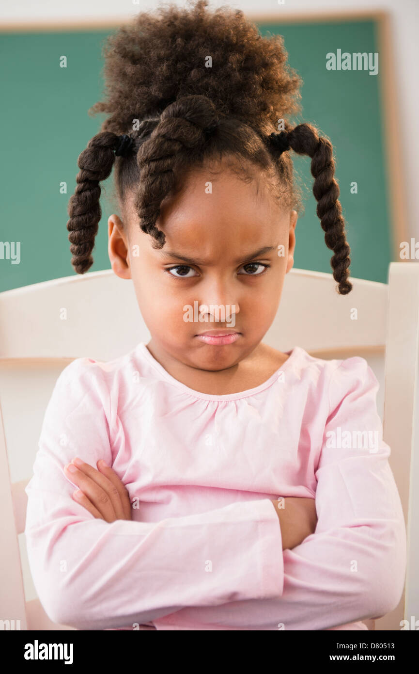 Afroamerikanische Mädchen runzelte die Stirn im Klassenzimmer Stockfoto