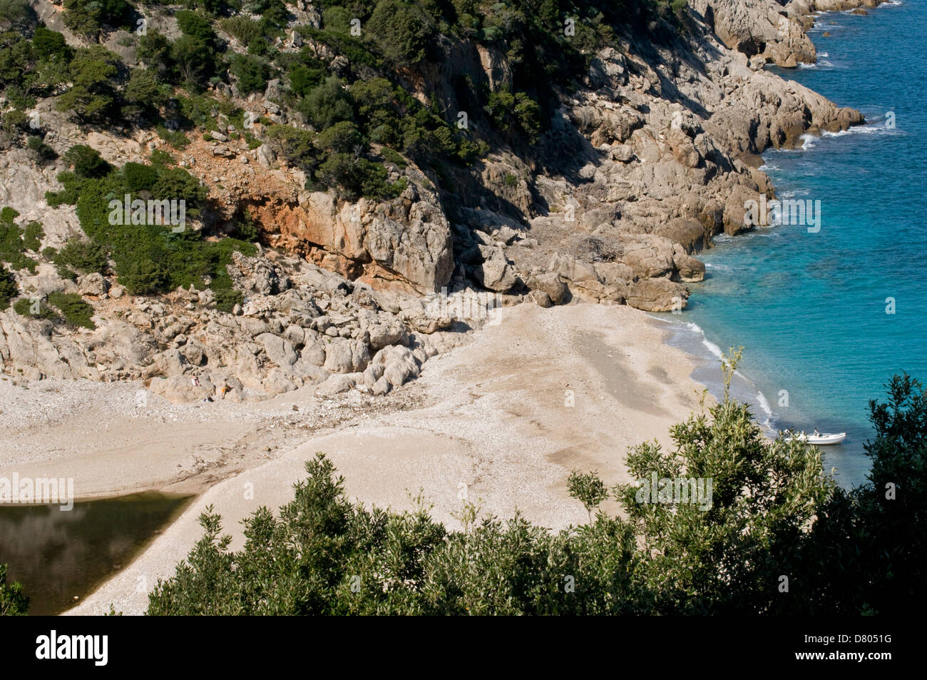 Klarem Wasser Meer und die Küste am Strand von Cala Sisine, Baunei, Ogliastra, Orosei Golf, Sardinien, Italien Stockfoto