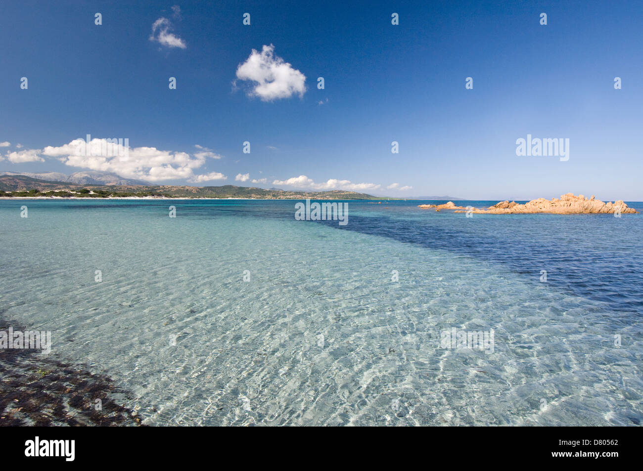 Klarem Wasser Meer und blauer Himmel an Capo Comino Strand, Siniscola, Sardinien, Italien Stockfoto