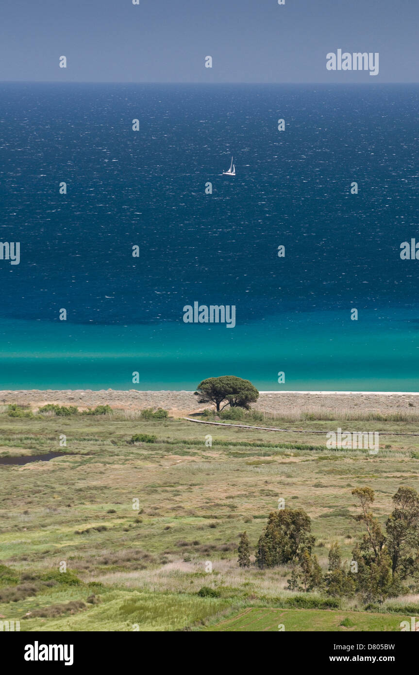 Klares Meerwasser und Segelboot am Strand von Su Tiriarzu, Posada, Siniscola, Sardinien, Italien Stockfoto