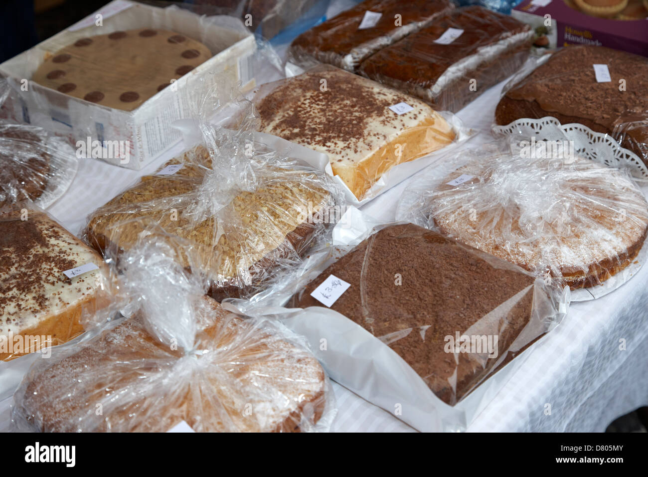 hausgemachte Kuchen auf einer Wohltätigkeitsorganisation stall bei einer Outdoor-Veranstaltung im Vereinigten Königreich Stockfoto