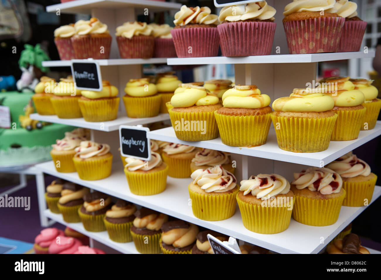 Artisan Cupcakes für Verkauf auf einem Ständer im Vereinigten Königreich dekoriert Stockfoto