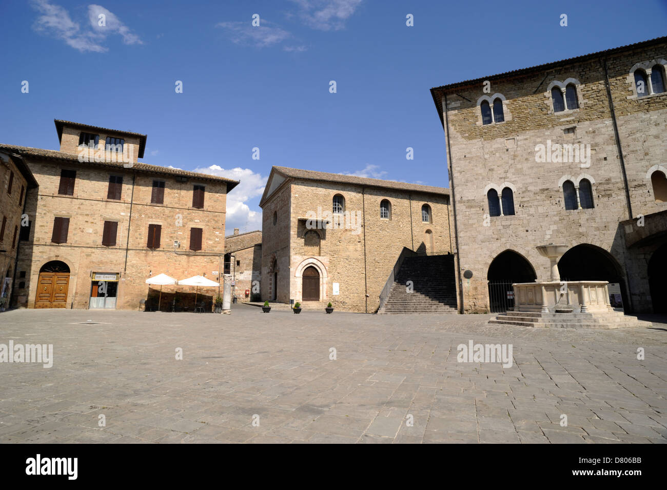 Italien, Umbrien, Bevagna, Piazza Silvestri, Kirche San Domenico e Giacomo und Palazzo dei Consoli Stockfoto