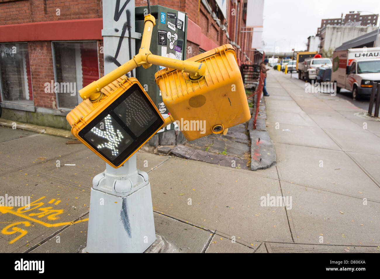 Auswirkungen des Hurrikans Sandy. Gebrochen-- doch noch arbeiten - zu Fuß Signal auf Flushing Ave., Brooklyn, NYC, 30. Oktober 2012. Stockfoto