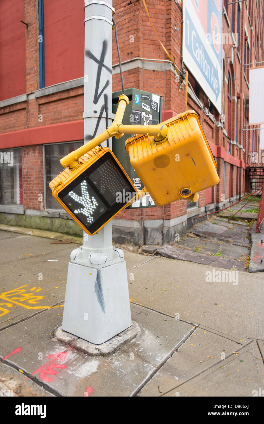 Auswirkungen des Hurrikans Sandy. Gebrochen-- doch noch arbeiten - zu Fuß Signal auf Flushing Ave., Brooklyn, NYC, 30. Oktober 2012. Stockfoto