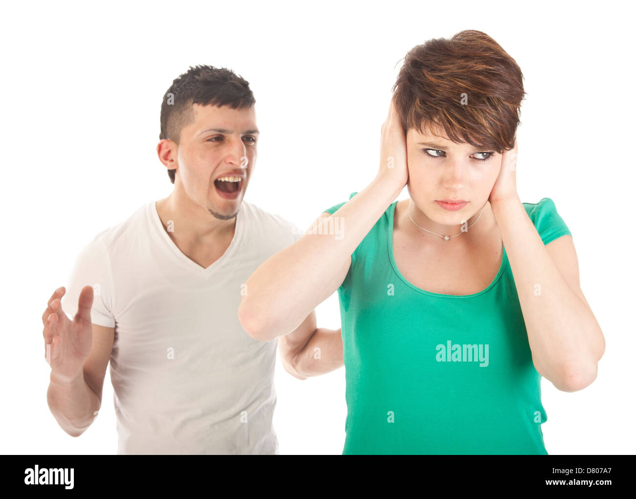 Junger Mann und Frau streiten isolierten auf weißen Hintergrund Stockfoto