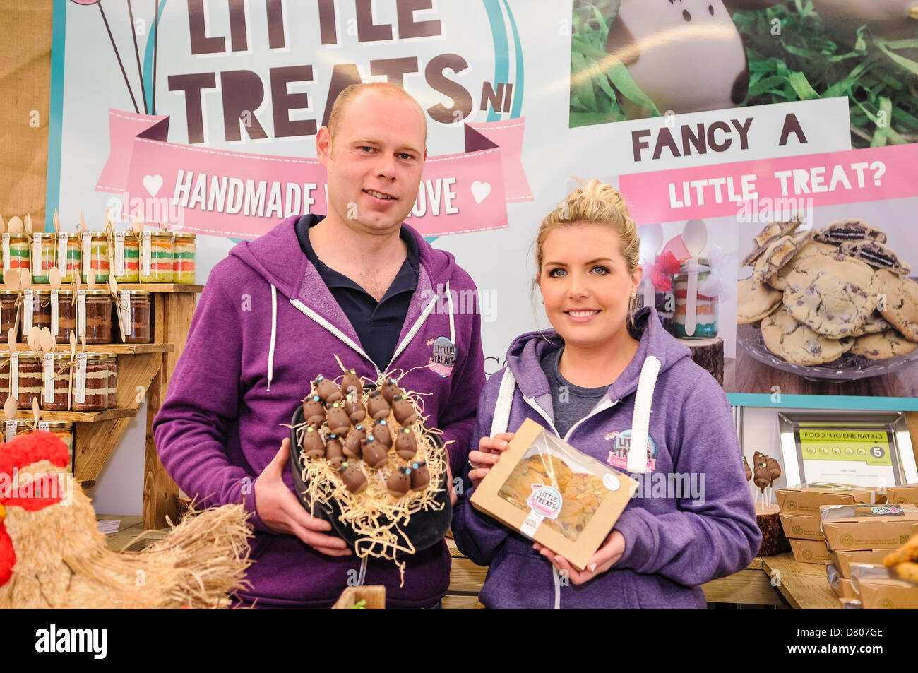 Lisburn, Nordirland. 15. Mai 2013.  Barbara Anne Hoy aus kleinen Leckereien NI Stall auf der Balmoral Show.  Sie gewann Best Trade stehen in der Lebensmittel-Pavillion.Credit: Stephen Barnes/Alamy Live News Stockfoto