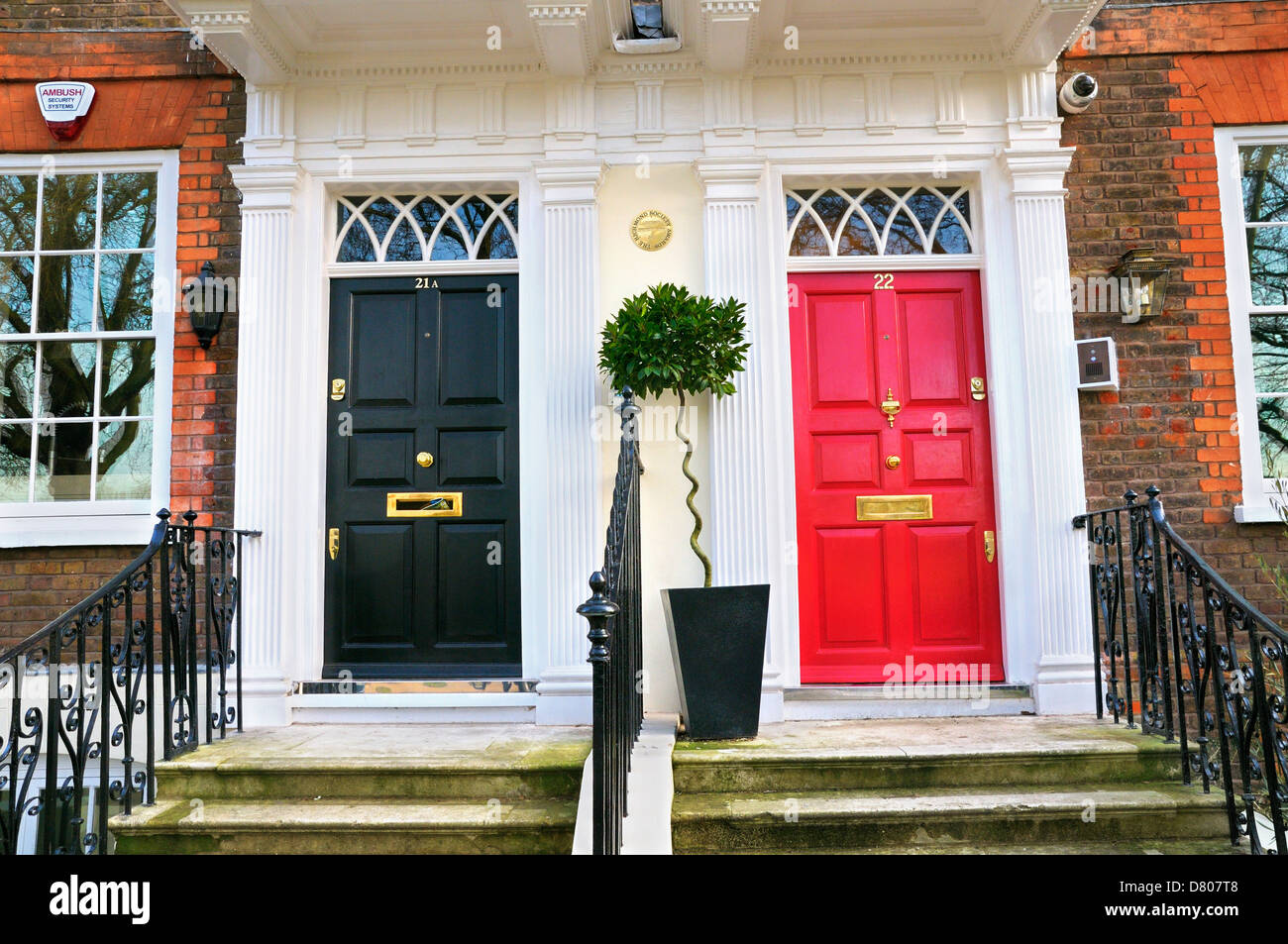 Elegante schwarze und rote Haustüren, Greater London, England, UK Stockfoto