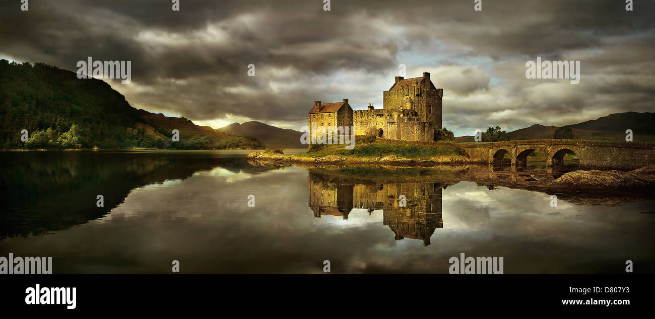 Burg und Himmel spiegeln sich im noch ländlichen See, Loch Duich, Highlands, Schottland Stockfoto