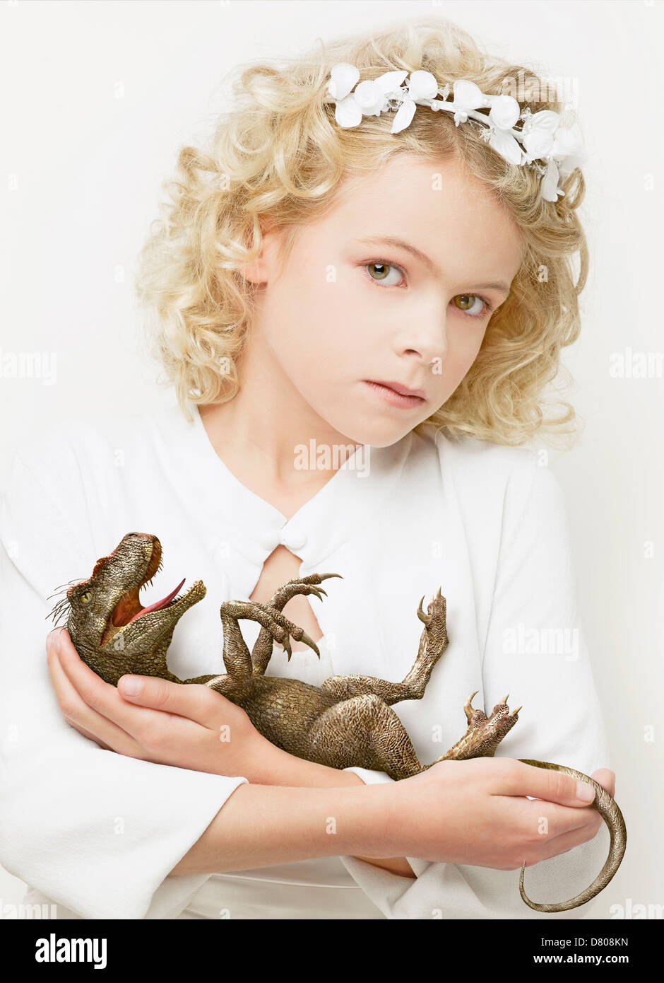 Mädchen wiegt Baby-Dinosaurier Stockfoto