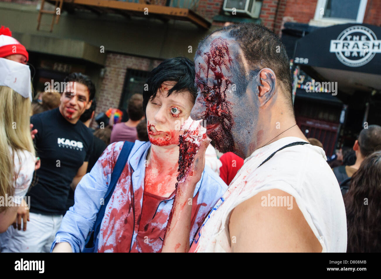 Teilnehmer der NYC Zombie kriechen, Williamsburg. 27. Mai 2012 Stockfoto