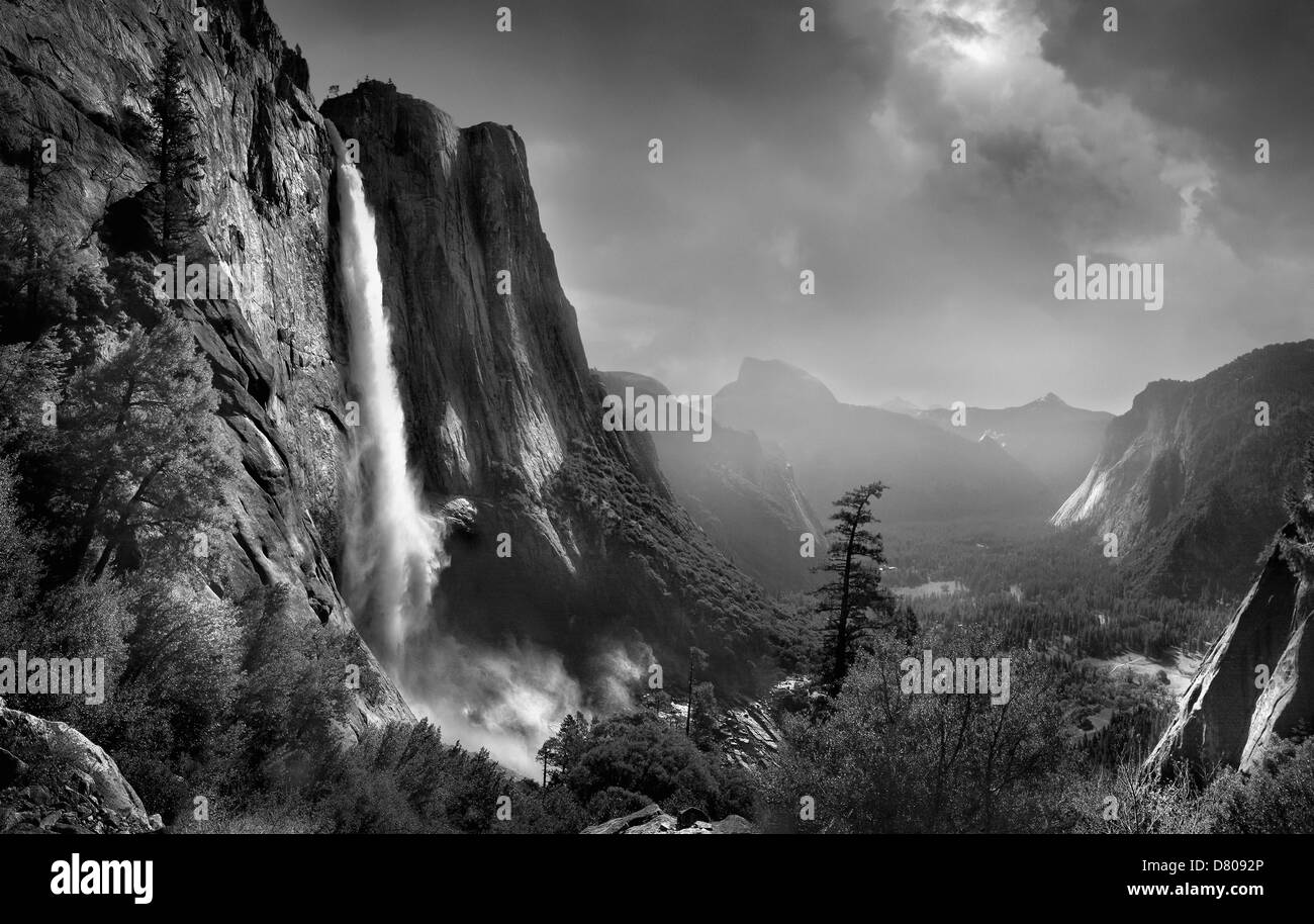 Wasserfall im ländlichen Valley, Yosemite, Kalifornien, Vereinigte Staaten von Amerika Stockfoto