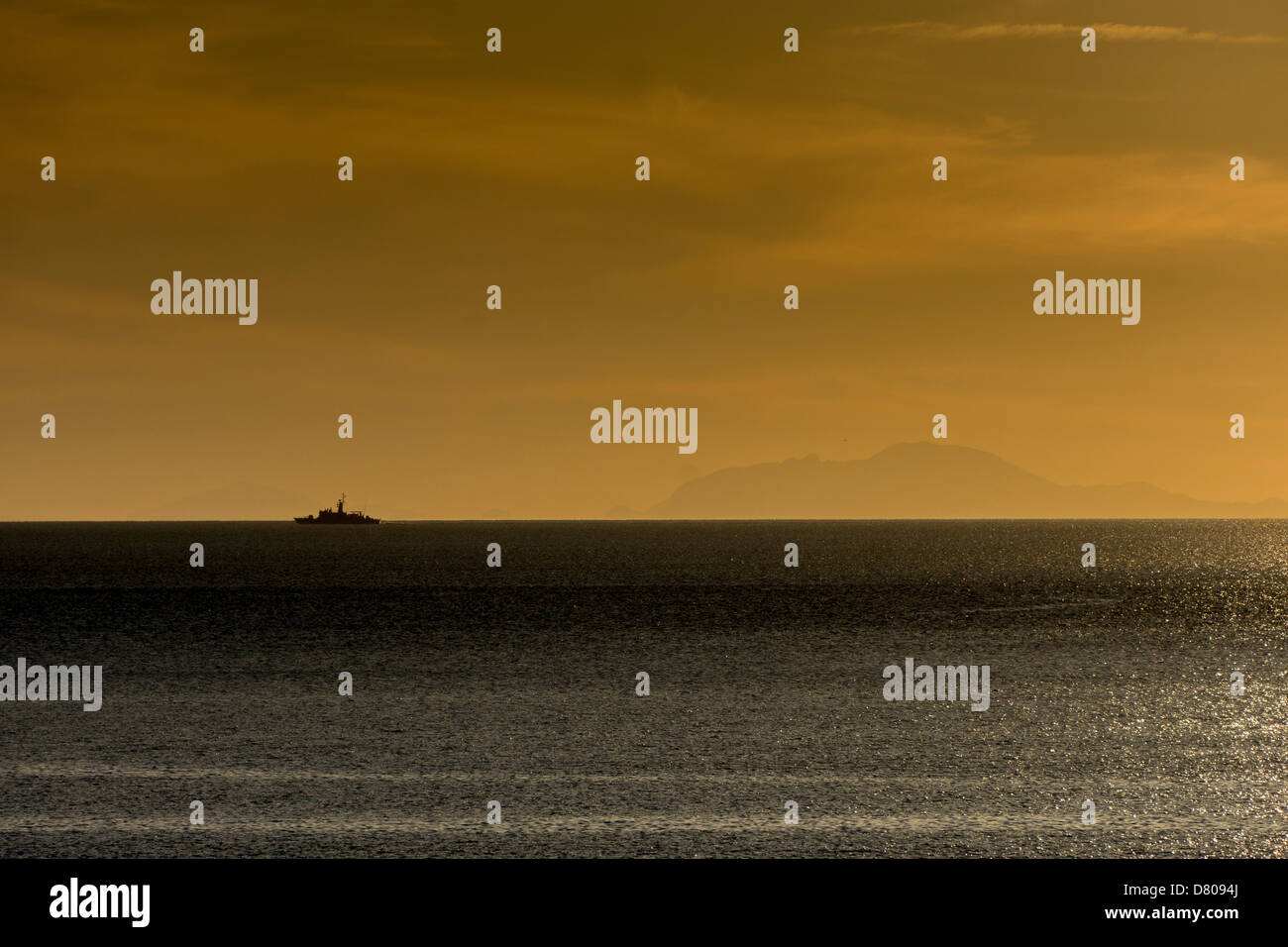 Goldene orange Sonnenuntergang mit entfernten Schiff und Insel, Ägäis, Kalymnos, Griechenland Stockfoto