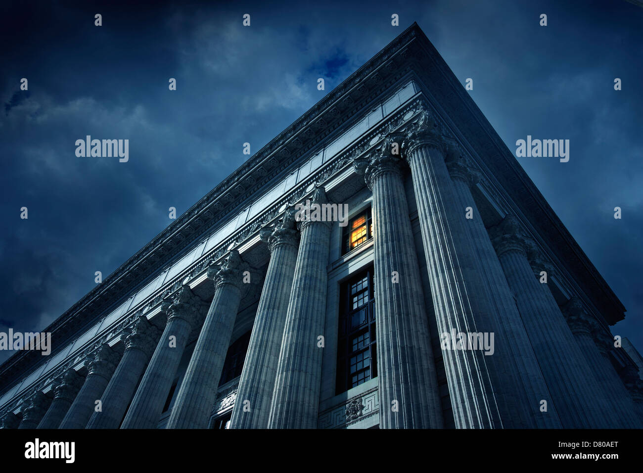 Niedrigen Winkel Blick auf columned Gebäude Stockfoto