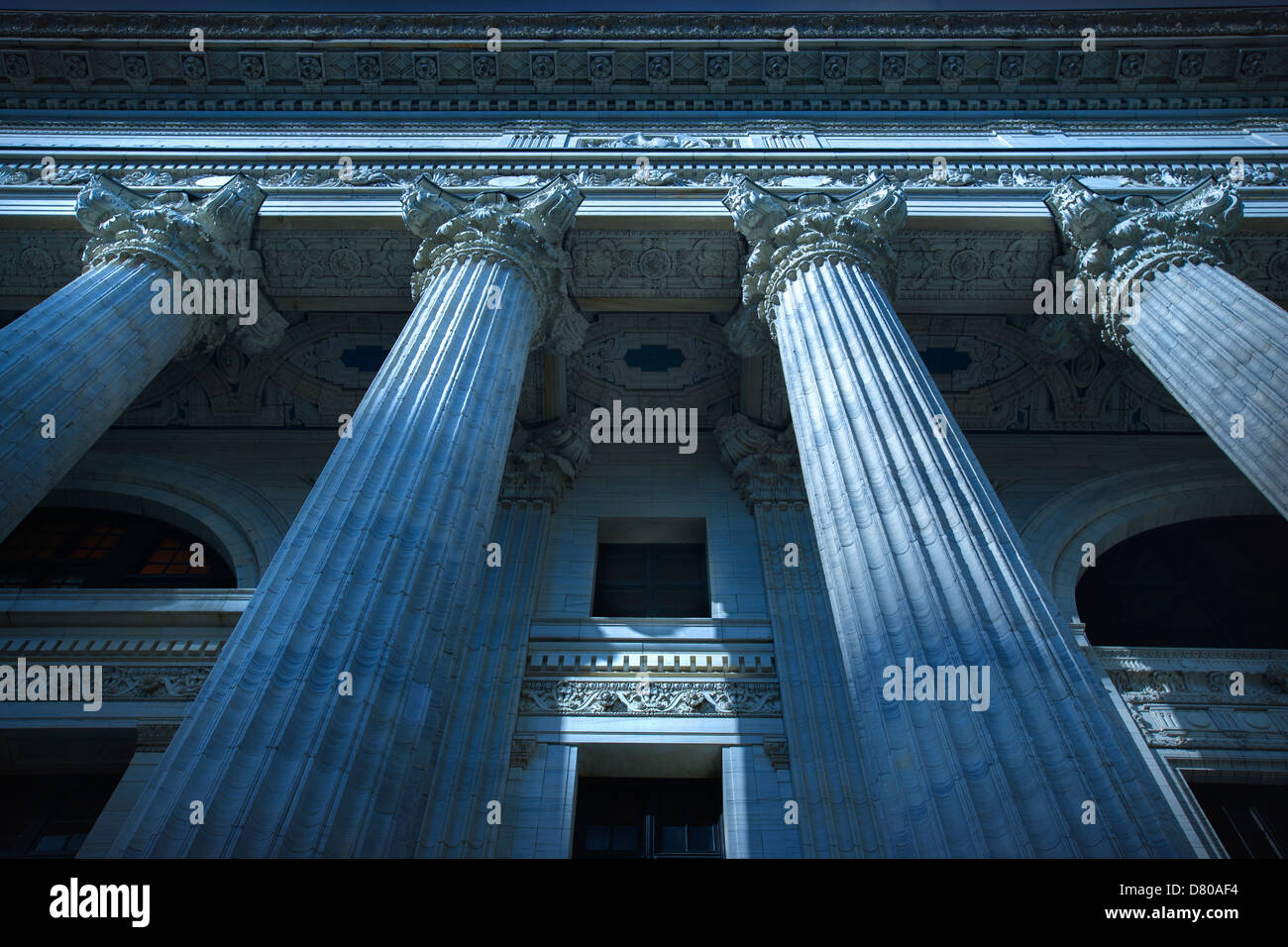 Niedrigen Winkel Blick auf columned Gebäude Stockfoto