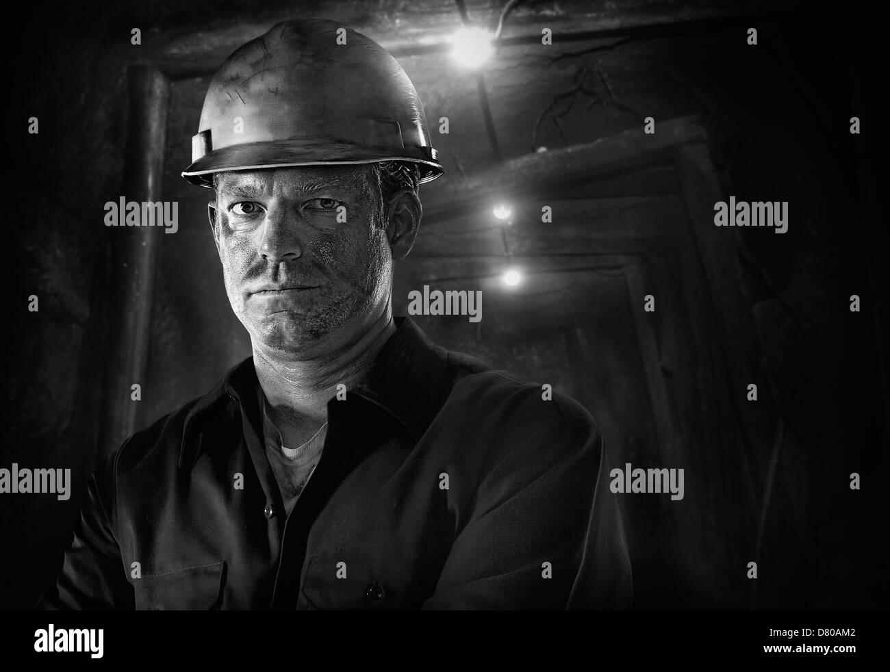 Kaukasische Schreiner tragen Schutzhelm Stockfoto