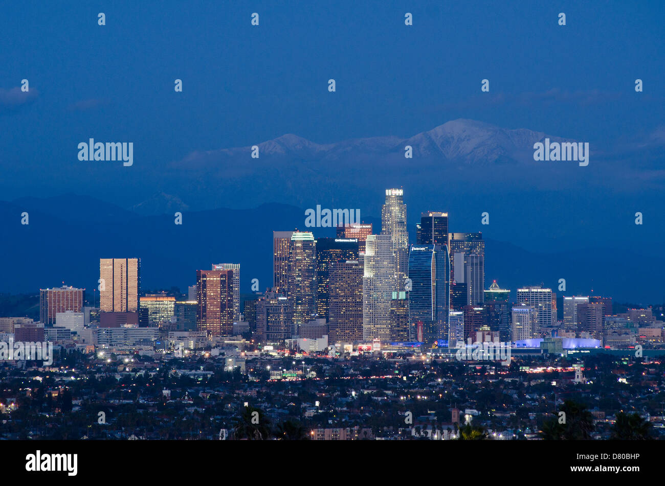 Skyline der Stadt beleuchtet in der Nacht, Los Angeles, California, Vereinigte Staaten von Amerika Stockfoto