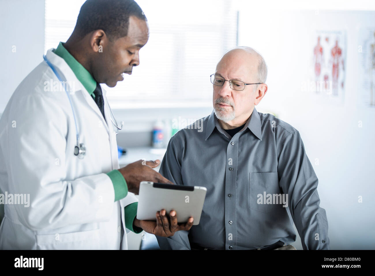 Afrikanische amerikanische Arzt im Gespräch mit Patienten im Büro Stockfoto