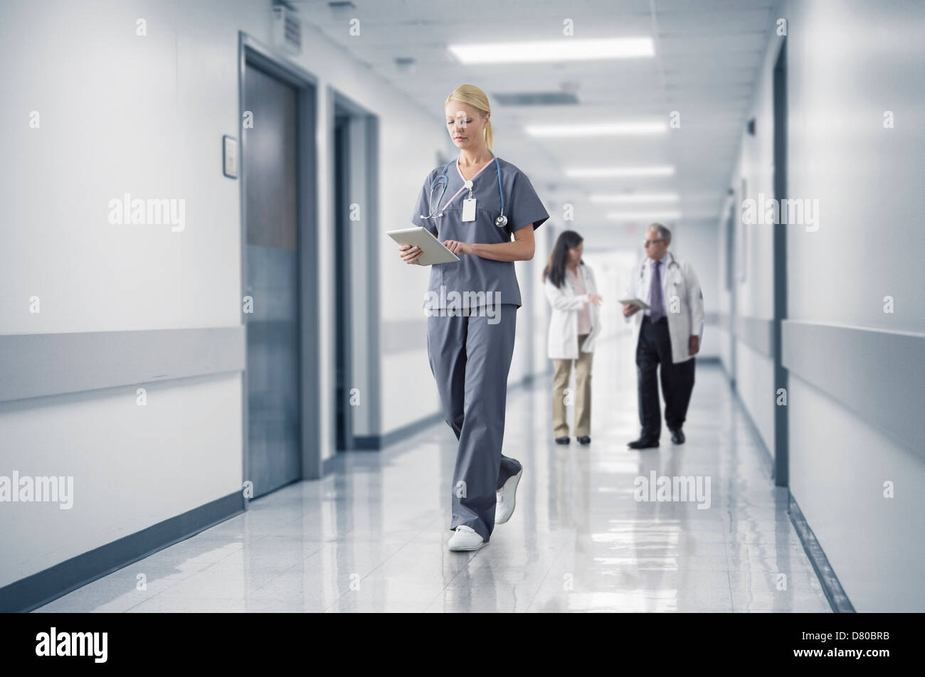 Kaukasischen Krankenschwester lesen medizinischen Diagramm im Krankenhaus Stockfoto