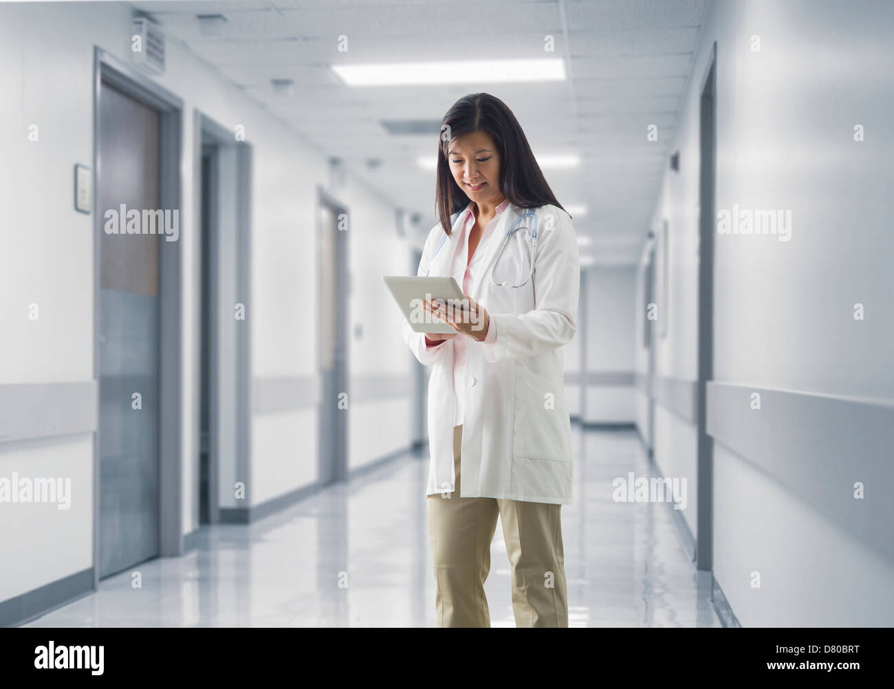 Asiatischen Arzt lesen medizinischen Diagramm im Krankenhaus Stockfoto