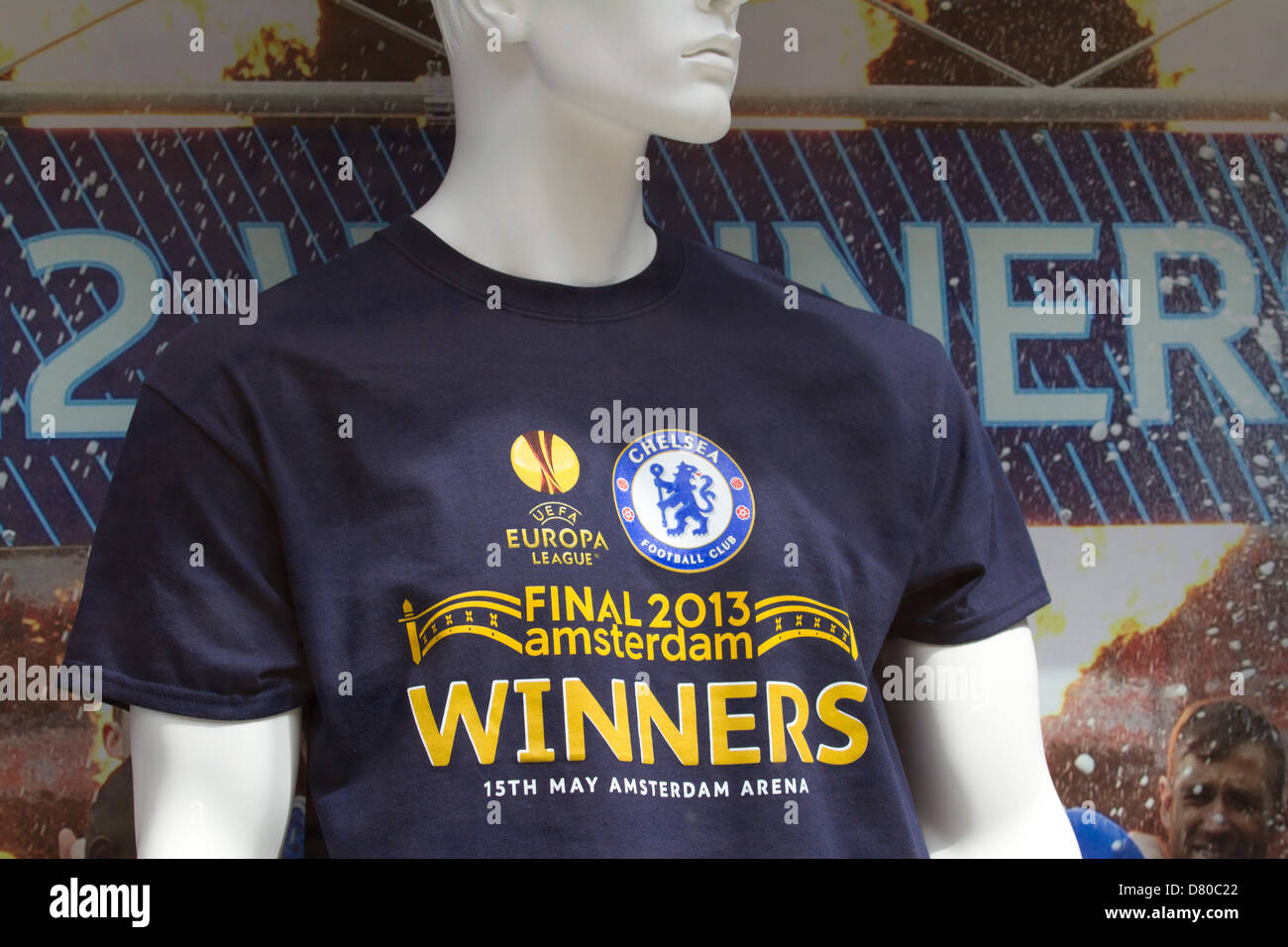 London UK. 16. Mai 2013. Eine Schaufensterpuppe trägt einen Europa League Gewinner Shirt für Verkauf im Chelsea Store, der Gewinner-Shirts und Sport-Memorabilien nach FC Chelsea gewinnt die Champions League Finale gegen Benfica in Amsterdam am 15. Mai verkauft. Bildnachweis: Amer Ghazzal / Alamy Live News Stockfoto