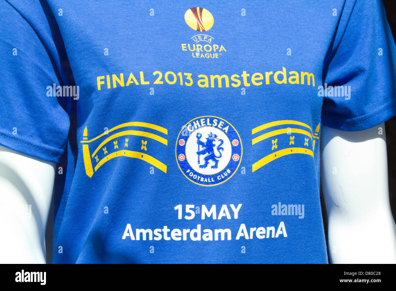 London UK. 16. Mai 2013. Eine Schaufensterpuppe trägt einen Europa League Finale Shirt für Verkauf im Chelsea Store, der Gewinner-Shirts und Sport-Memorabilien nach FC Chelsea gewinnt die Champions League Finale gegen Benfica in Amsterdam am 15. Mai verkauft. Bildnachweis: Amer Ghazzal / Alamy Live News Stockfoto