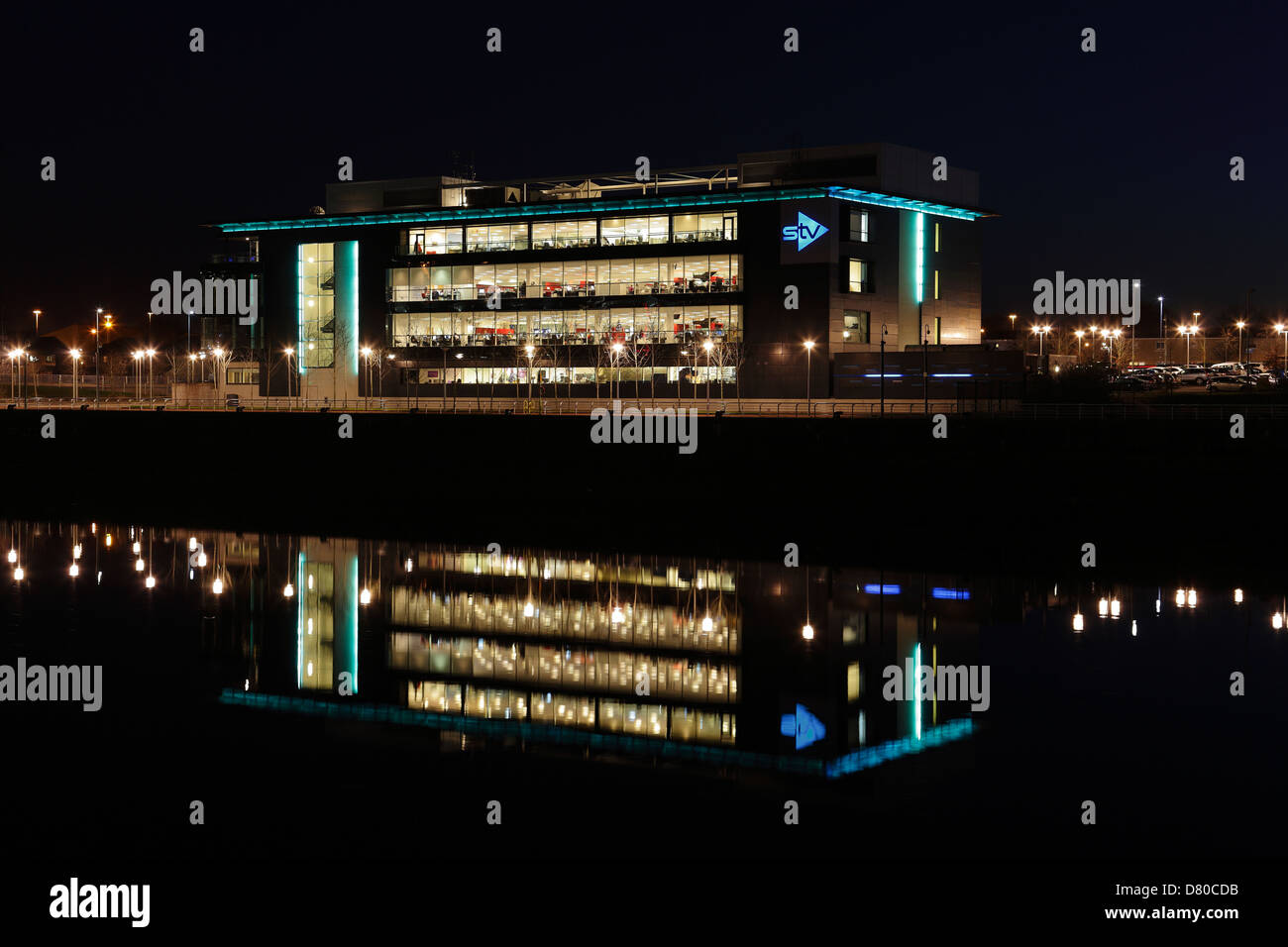 Das STV-Hauptquartier beleuchtet am Pacific Quay in Glasgow bei Nacht, Schottland, Großbritannien Stockfoto