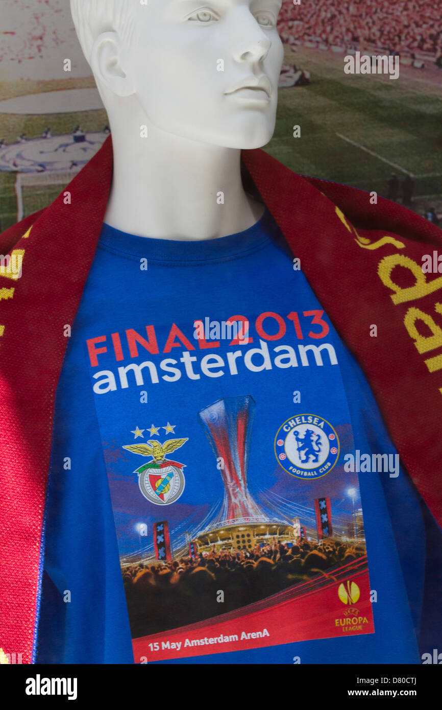 London UK. 16. Mai 2013. Eine Schaufensterpuppe ist in einem Europa League Finale Hemd zum Verkauf an den Chelsea-Store gekleidet das Gewinner-Shirts und Sport-Memorabilien nach FC Chelsea gewinnt die Champions League Finale gegen Benfica in Amsterdam am 15. Mai verkauft. Bildnachweis: Amer Ghazzal / Alamy Live News Stockfoto