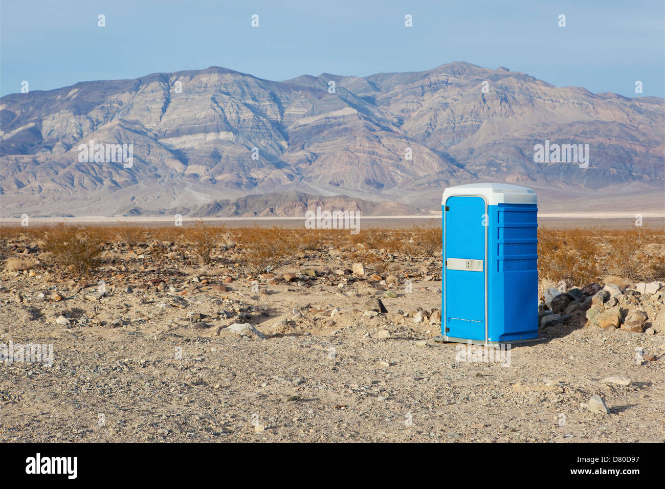 Tragbare Toilette im Death Valley Stockfoto