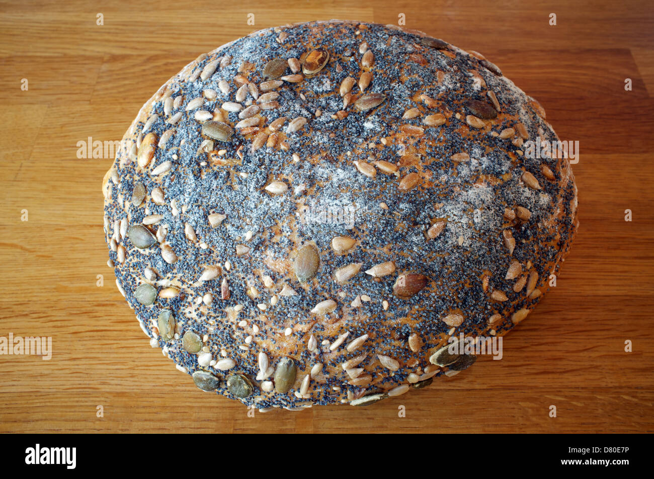 Rundes Laib Brot ausgesät Stockfoto