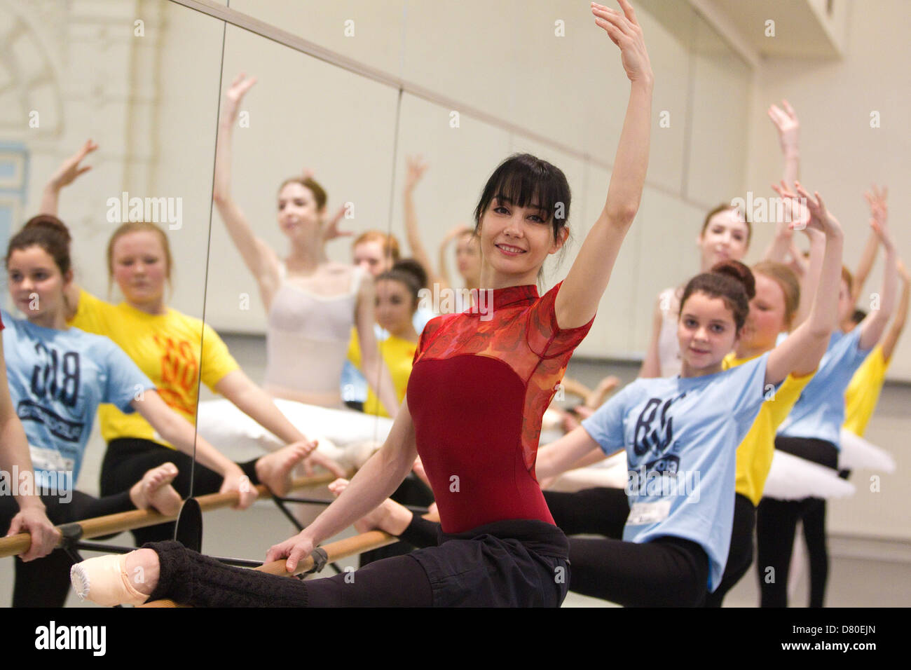 London, UK. 16. Mai 2013. Tänzerinnen und Tänzer aus English National Ballet unter der Leitung von deren künstlerischer Leiter Tamara Rojo zusammen mit jungen Tänzern aus Chingford Foundation School, der große Tanz-Versprechen zu starten. Mehr als 32.000 Menschen haben zugesagt, zum lernen und Big Dance dieses Wochenende an Hunderten von Orten auf der ganzen Welt, einschließlich Libanon, Indien und Brasilien. Bildnachweis: Westpix UK / Alamy Live News Stockfoto