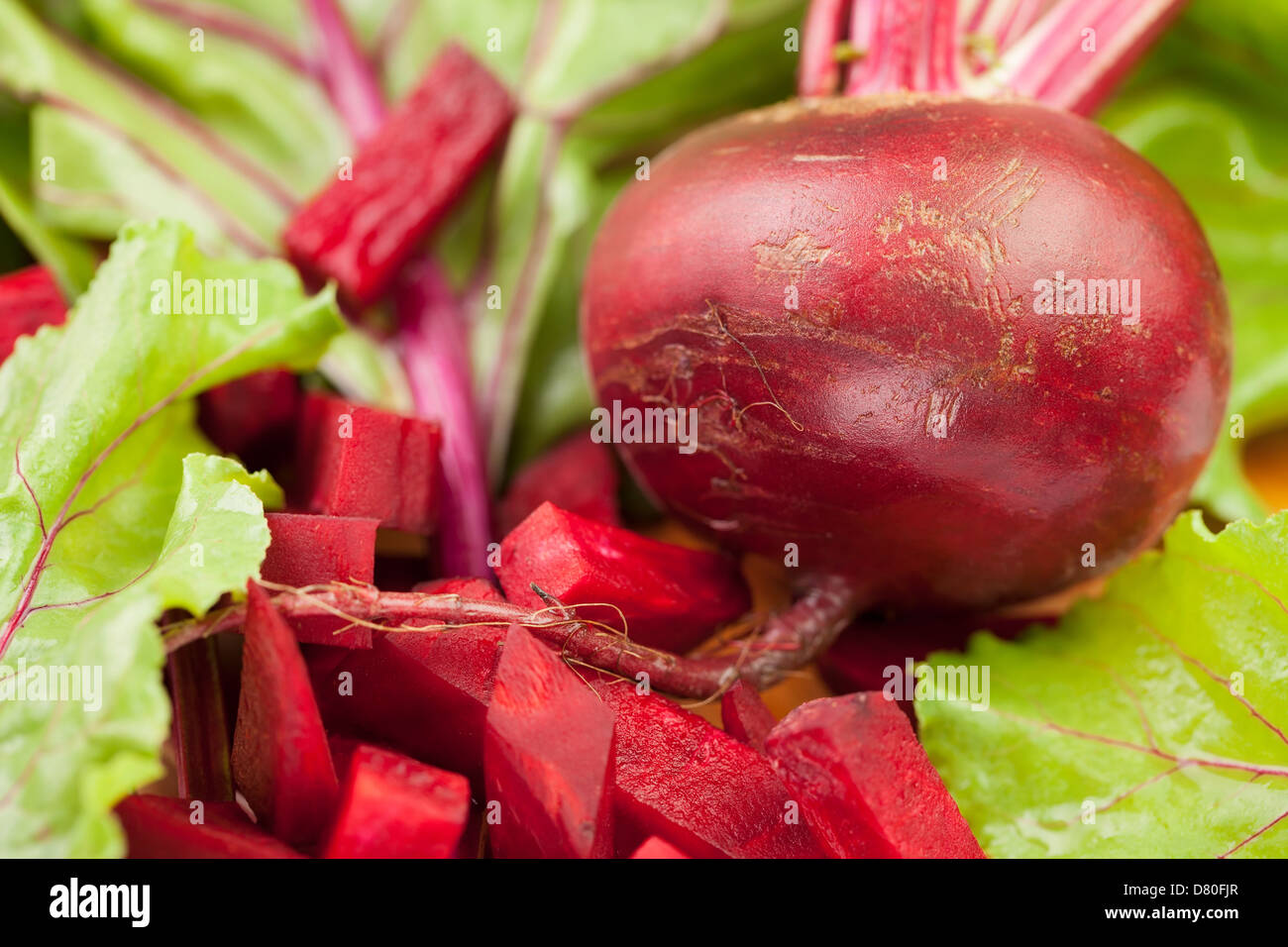 Rote Beete ganze Stücke schneiden Makro Nahaufnahme Stockfoto