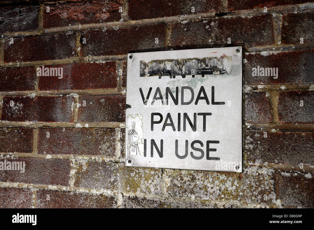 Anti-Vandal Farbe im Einsatz Schild an Wand Stockfoto