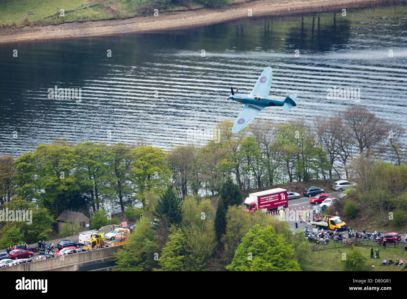 Derwent Reservoir, Derbyshire, UK. 16. Mai 2013. Ein Jagdflugzeug der RAF Spitfire fliegt über Ladybower Vorratsbehälter im Upper Derwent Valley im Rahmen des Dambusters 617 Geschwader 70. Jahrestag Gedenk Durchflug. 16. Mai 2013. Derbyshire, Peak District. Bildnachweis: Graham Dunn / Alamy Live News Stockfoto