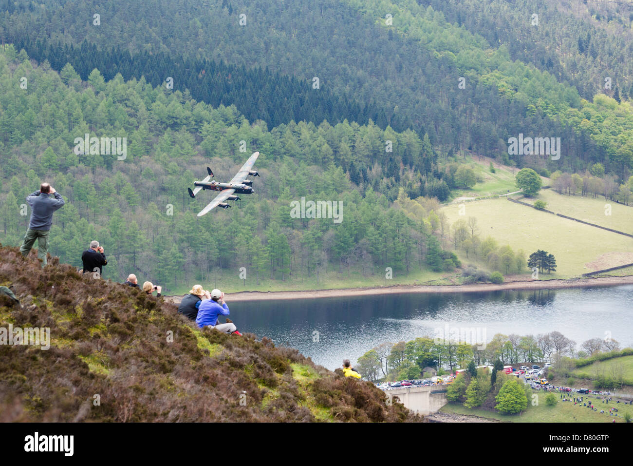 Derwent Reservoir, Derbyshire, UK. 16. Mai 2013. Eine Lancaster-Bomber der RAF Flugzeug überfliegt Ladybower Vorratsbehälter im Upper Derwent Valley im Rahmen des Dambusters 617 Geschwader 70. Jahrestag Gedenk Durchflug. 16. Mai 2013. Derbyshire, Peak District. Bildnachweis: Graham Dunn / Alamy Live News Stockfoto