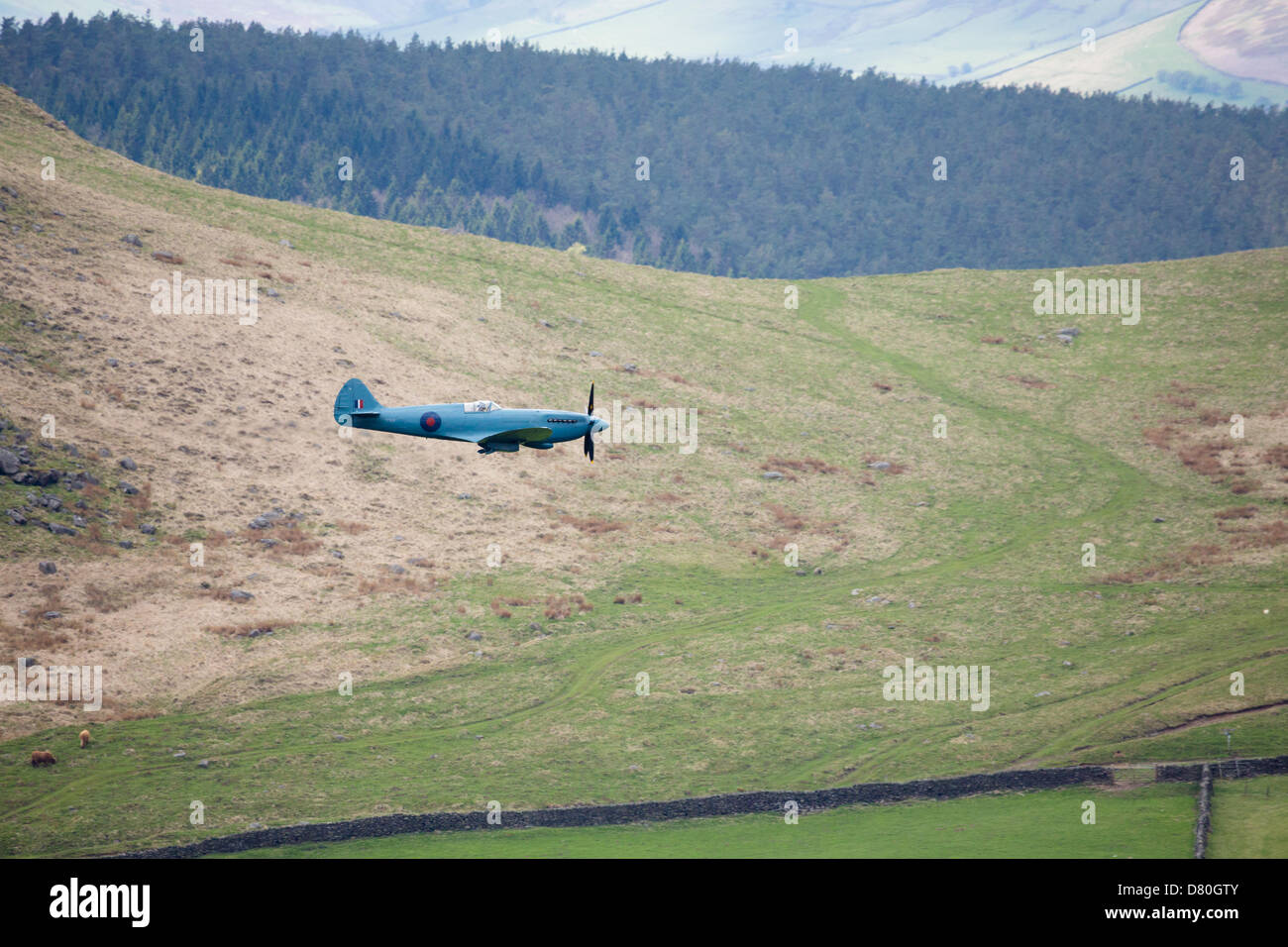 Derwent Reservoir, Derbyshire, UK. 16. Mai 2013. Ein Jagdflugzeug der RAF Spitfire fliegt über Ladybower Vorratsbehälter im Upper Derwent Valley im Rahmen des Dambusters 617 Geschwader 70. Jahrestag Gedenk Durchflug. 16. Mai 2013. Derbyshire, Peak District. Bildnachweis: Graham Dunn / Alamy Live News Stockfoto