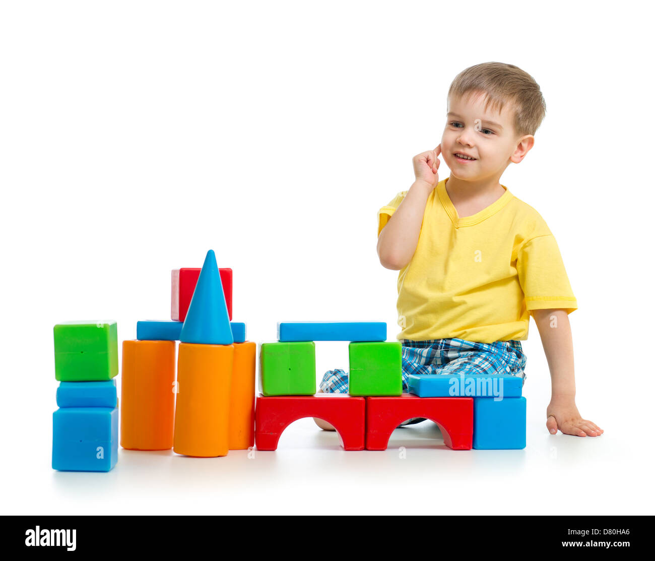 kleiner Junge spielt mit bunten Bausteine isoliert auf weiss Stockfoto