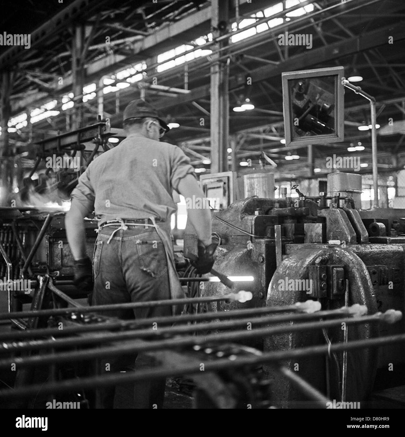 Dieses Vintage-Foto zeigt Mitarbeiter von Contin-Emsco, einem Hersteller von Saugstangen in Emsco, Texas. Das Bild zeigt Arbeiter in der Ölindustrie und zeigt Ausrüstungen und die Herstellung von Stäben, die in Ölbohrungen und Pipelines verwendet werden. Stockfoto