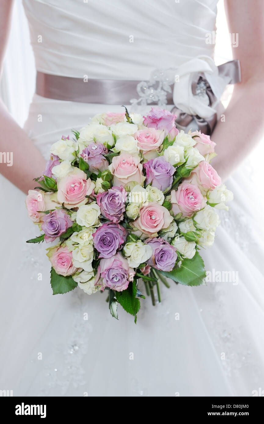 Bräute Bouquet von rosa und lila Rosen Closeup am Hochzeitstag Stockfoto