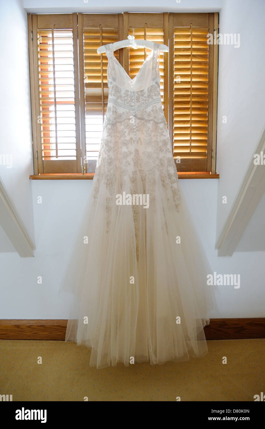 Bräute Hochzeit Kleid hängen oben im Fenster Stockfoto