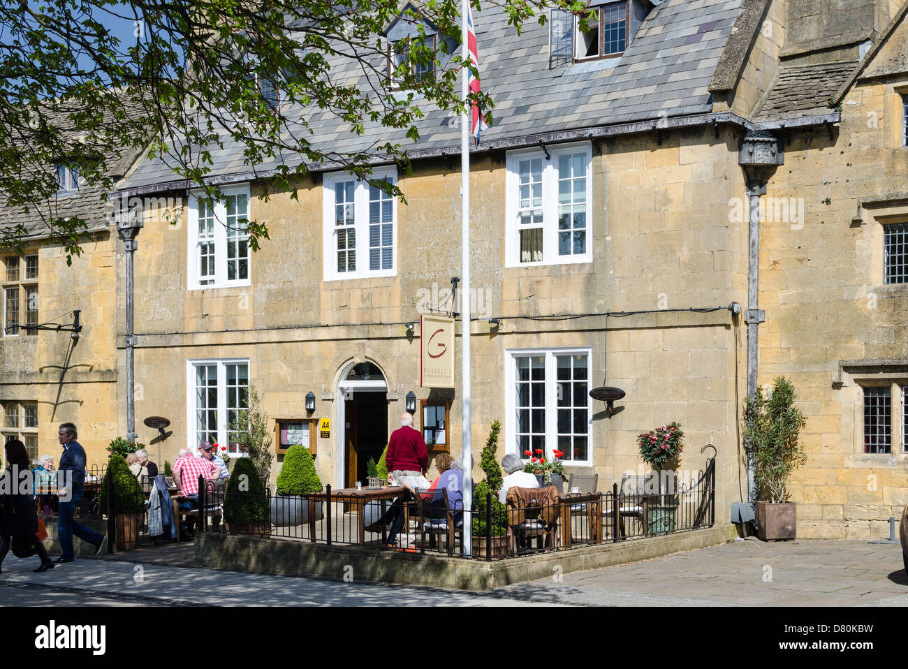 Menschen Sie essen und trinken außerhalb Russells Restaurant mit Zimmer in der Cotswold-Dorf Broadway Stockfoto