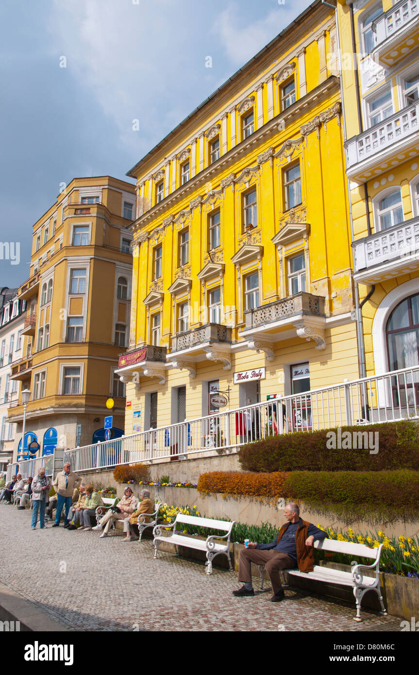 Leute sitzen auf Mirove Namesti Platz Marianske Lazne aka Marienbad Stadt Karlovy Vary Thermenregion Tschechische Republik Europa Stockfoto