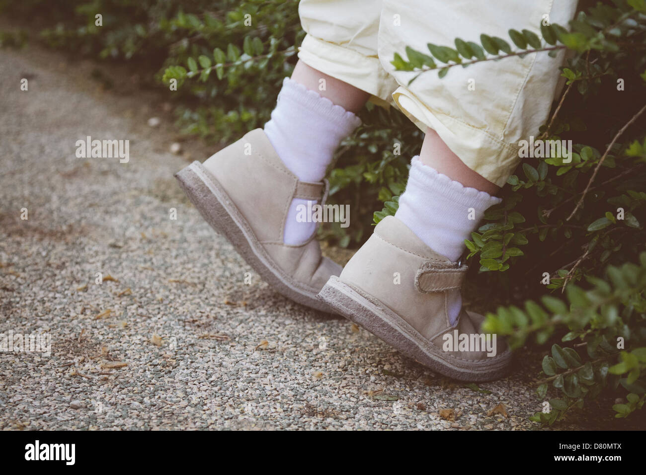 Nahaufnahme eines 3 Jahre alten Baby Mädchen Füße Stockfoto