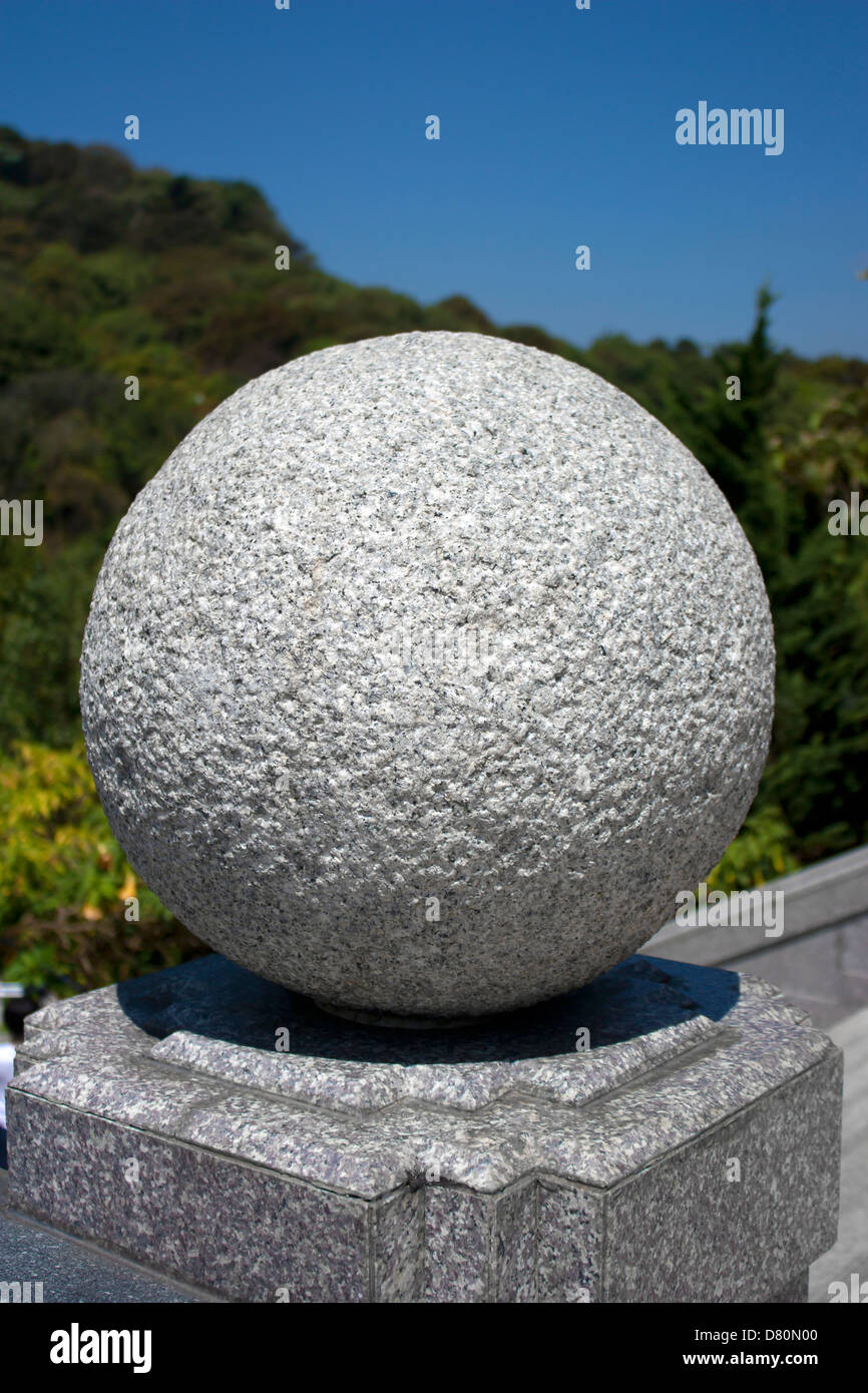 Granit Kugel Stein mit Steinkugeln rau. Stockfoto